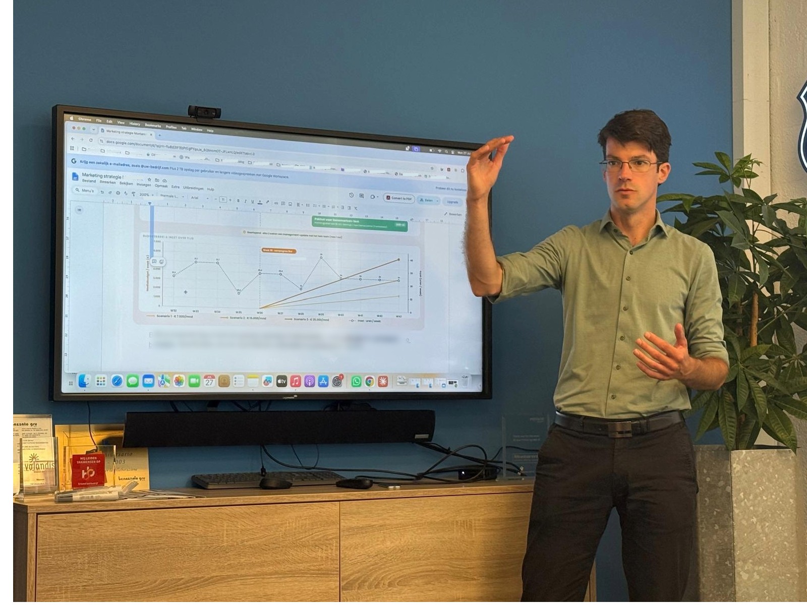 LeafLads founder giving an advertising training session in front of a strategy presentation